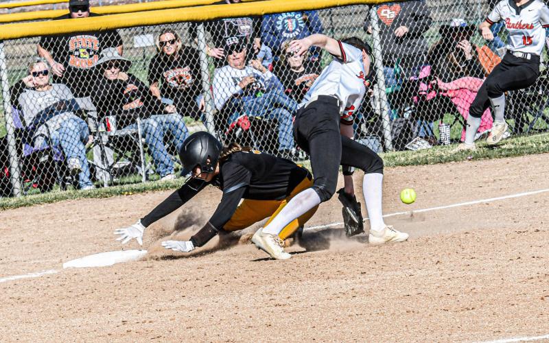 EVELYNN HARRIS surfs through the dirt for a base. Photo by Extra Innings Photography Article Image Alt Text