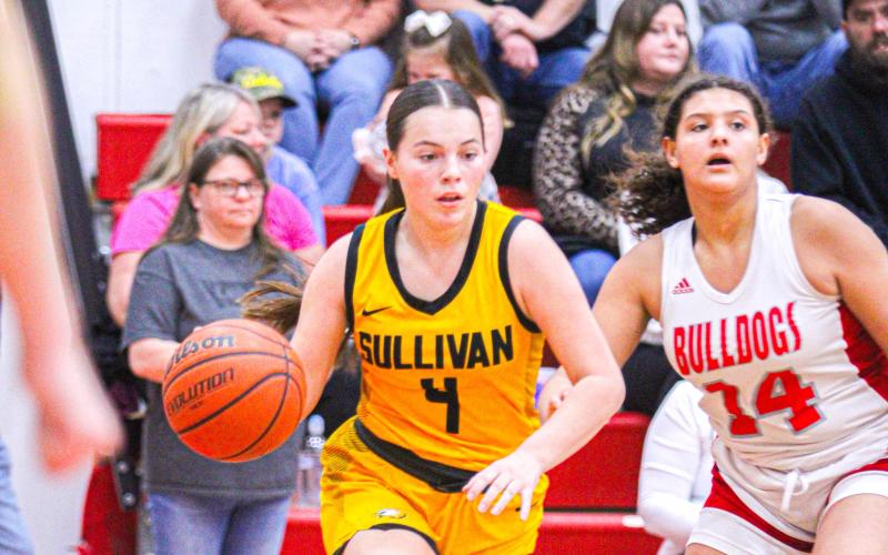 DELANEY GEORGE (4) tries to evade pressure from the Lady Bulldogs as they surround her in the key. Photo by Wyatt Hardy. Article Image Alt Text