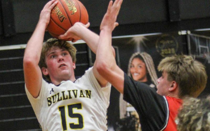 PEYTON MALADY (15) attempts a jumper from the perimeter. Photo by Wyatt Hardy Article Image Alt Text