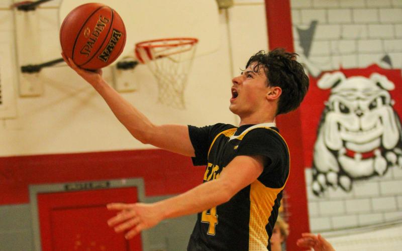 BLAKE TOLLIVER (4) kept Sullivan alive at the net. Photo by Wyatt Hardy Article Image Alt Text