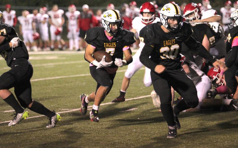 DOMINIC RANSOM (7) was key to Sullivan’s victory over St. James as both a running and defensive back. So far this season, he has tallied up a total of 349 yards, with 307 of that being rushing and 42 on receiving. Photo by Wyatt Hardy. Article Image Alt Text