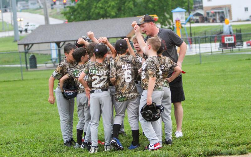 ‘DO YOU BELIEVE IN MIRACLES?’ Dace Construction pictured huddling after their walk-over win. Photo by Wyatt Hardy Article Image Alt Text